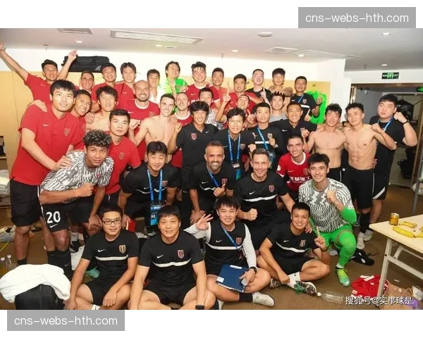 更衣室内，老将陶乐西向年轻队员分享比赛经验