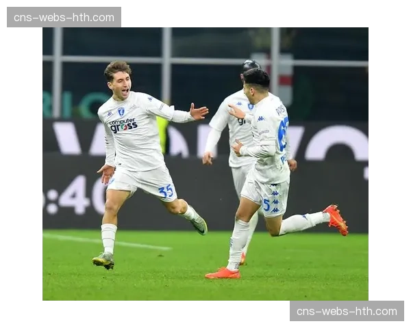 转播镜头捕捉到，恩波利教练席通过平板电脑实时查看球员的压迫热区图并进行调整